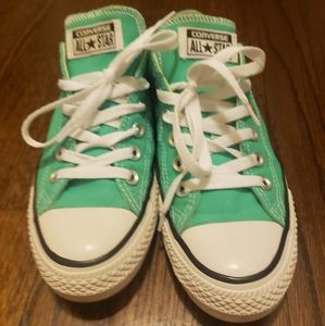 Converse women's size 8. These are in amazing condition, bright teal as pictured